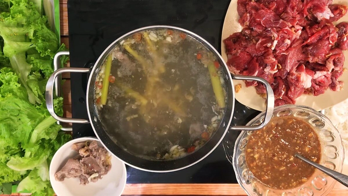 Cách nấu lẩu bò nhúng giấm