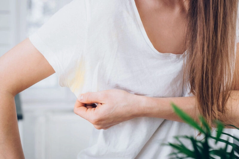 cách tẩy vết ố vàng trên áo trắng