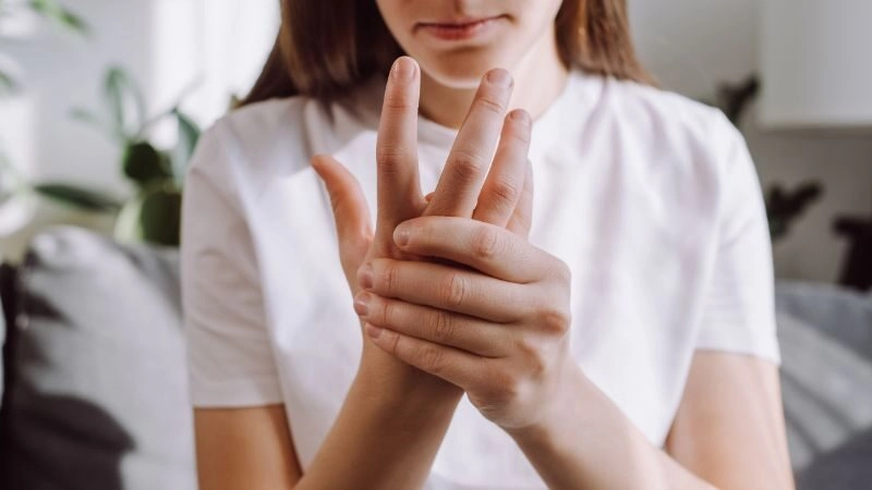 Mẹo chữa tê bì chân tay