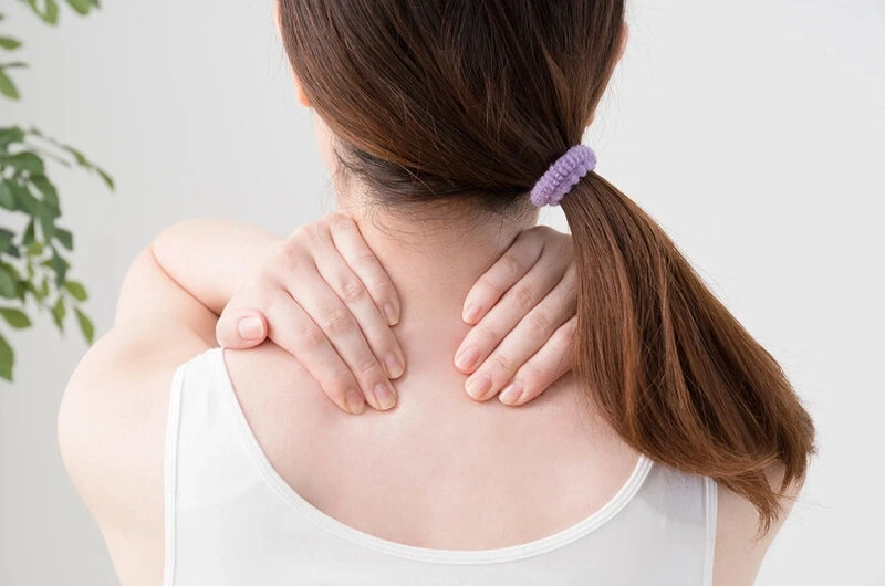 Mẹo dân gian chữa đau vai gáy