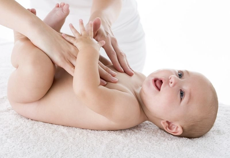 Mẹo dân gian chữa đầy hơi cho trẻ sơ sinh